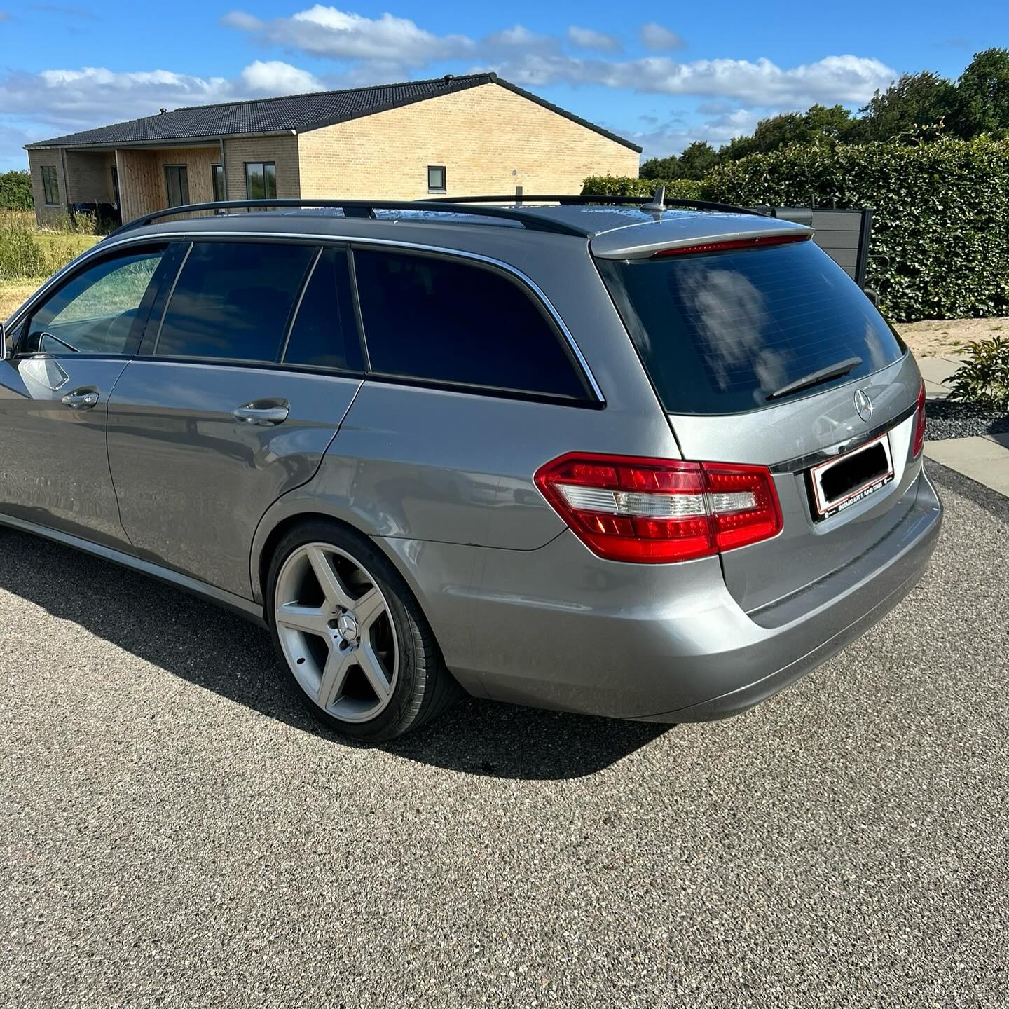 Bil med eftermonteret auto-solfilm på sideruder