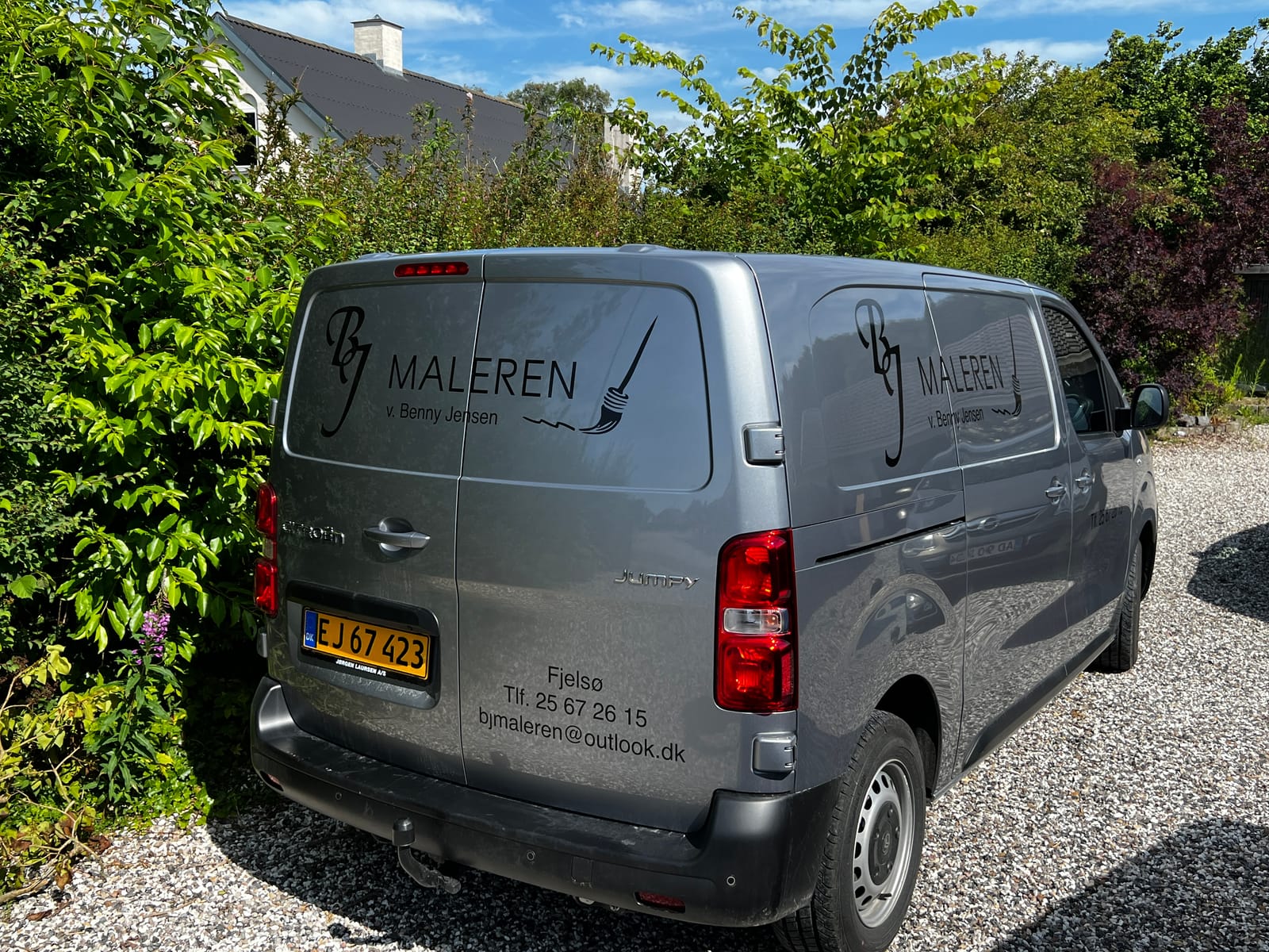 BJ Maleren grå varevogn med signet-logo