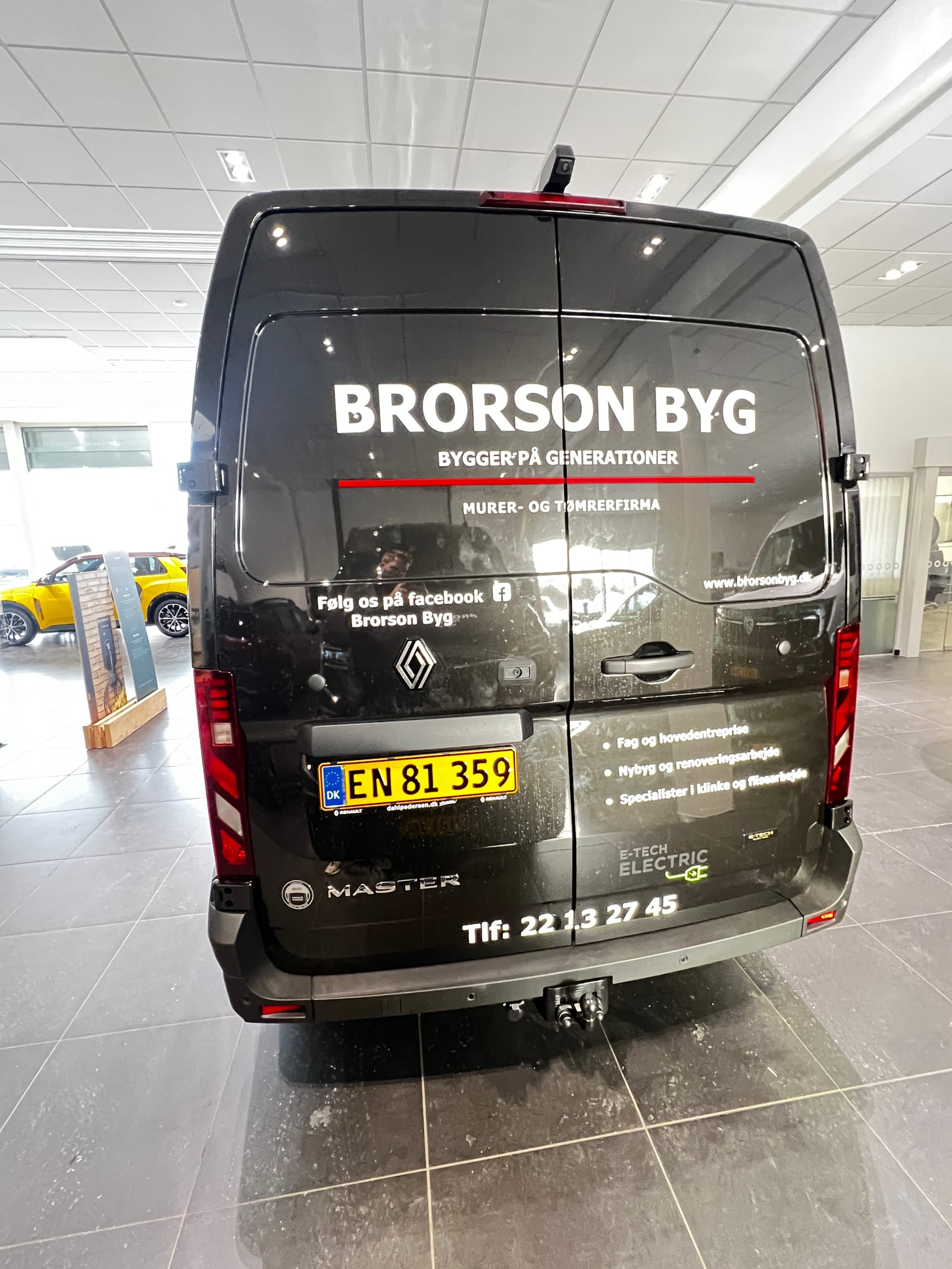 Brorson Byg sort varevogn med hvid bagside-tekst