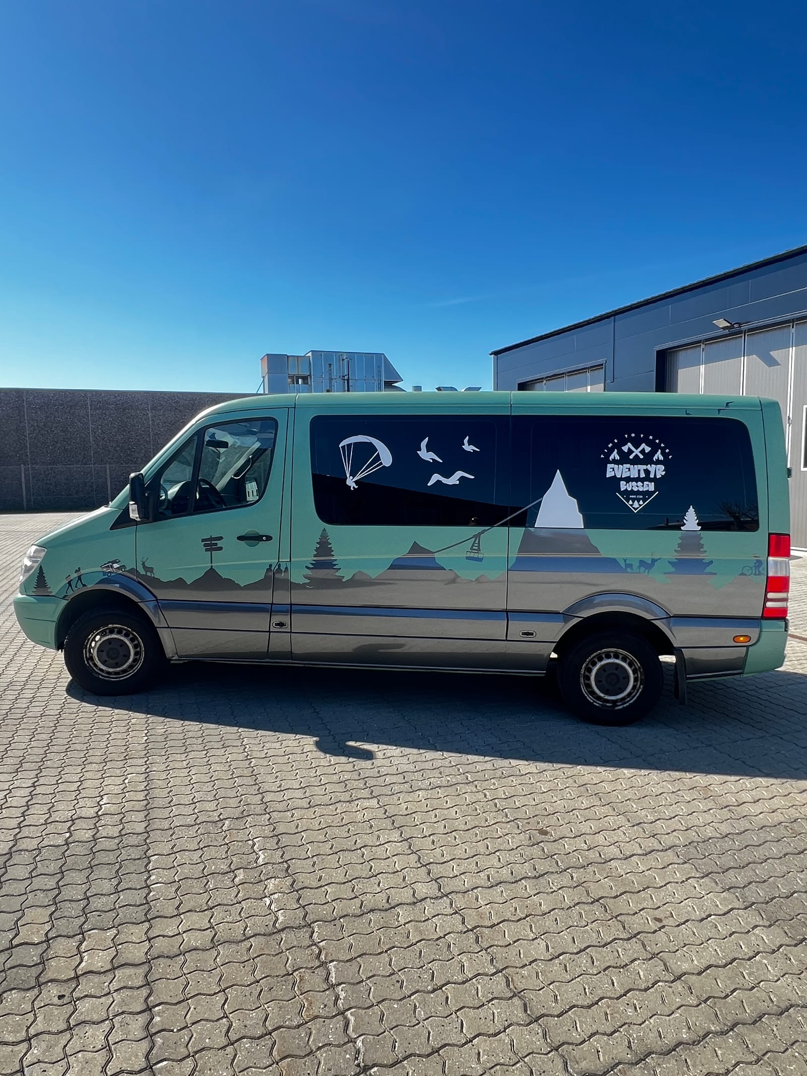 Eventyrer-Base mint-grøn van med bjerg- og luftballon-design