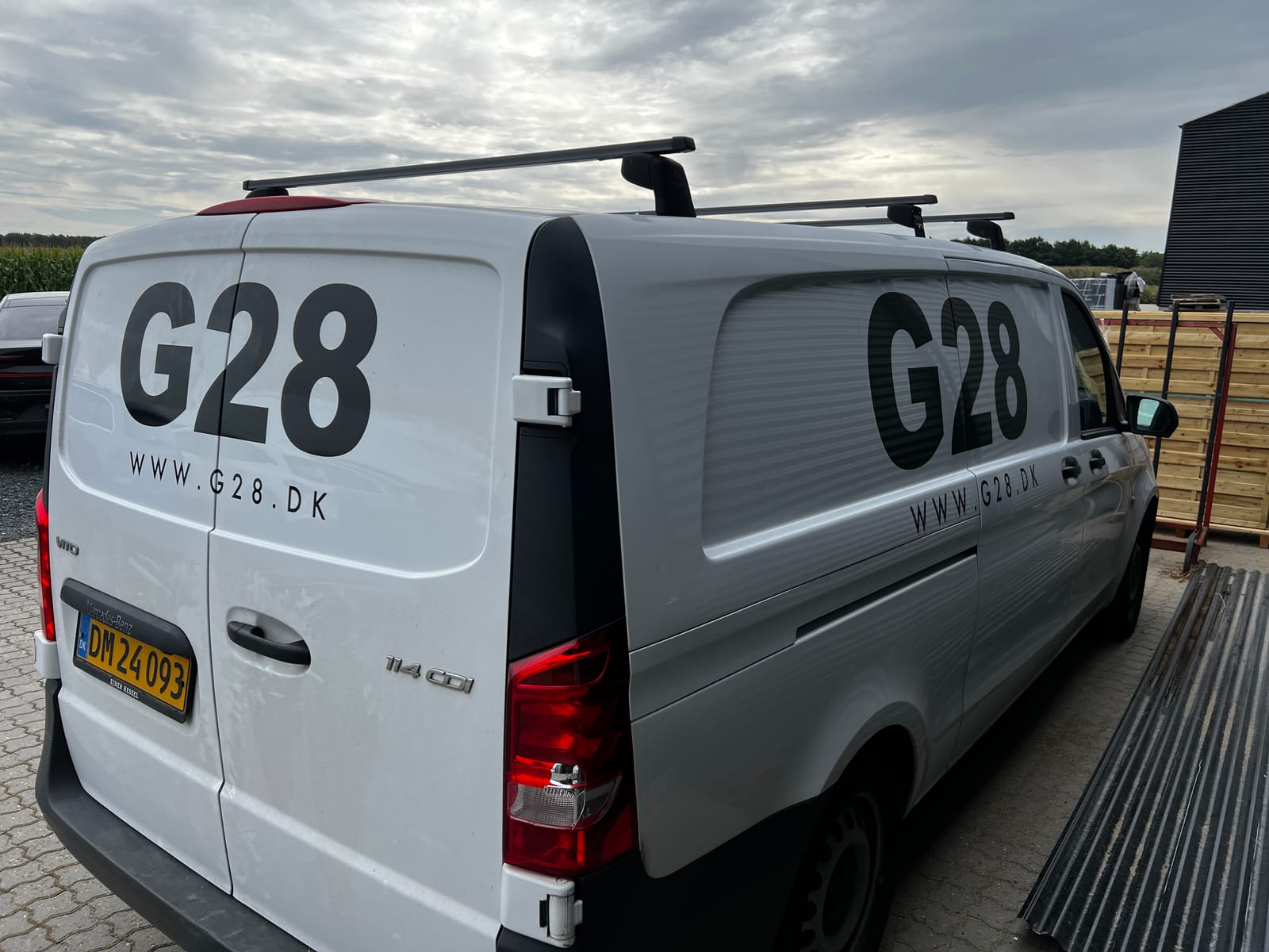 G28.dk hvid varevogn med stor logo-tekst på bagsiden