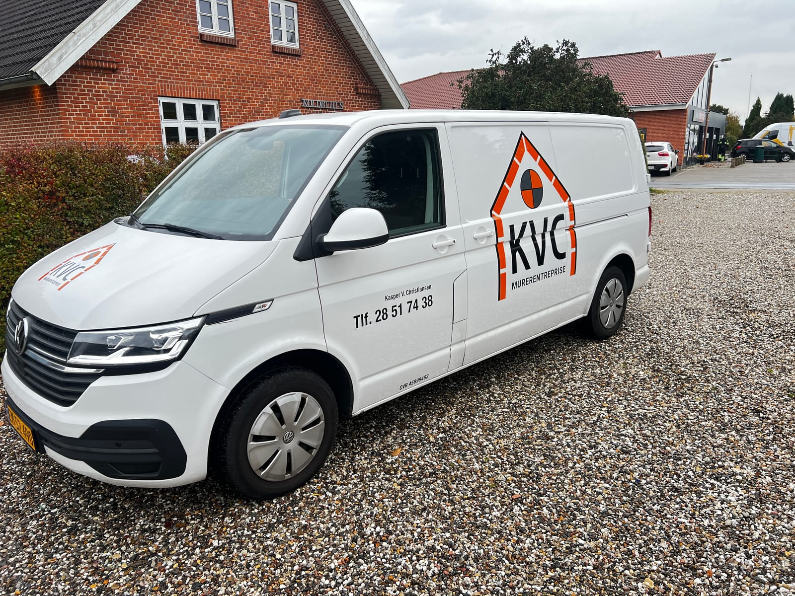 KVC Murerentreprise hvid varevogn med orange logo