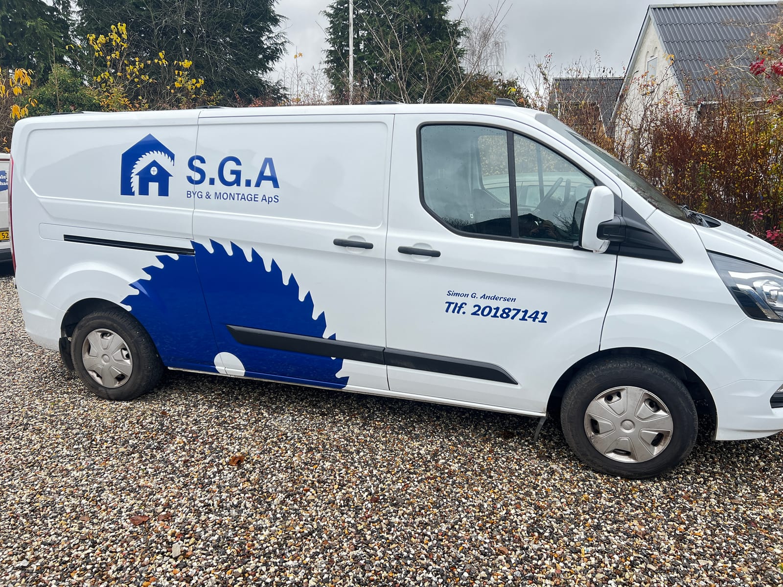 SGA Byg og Montage hvid varevogn med blå klingel-design