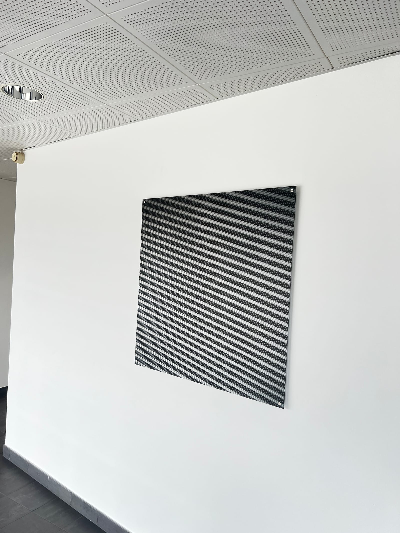 Geometrisk vægprint med diagonale striber