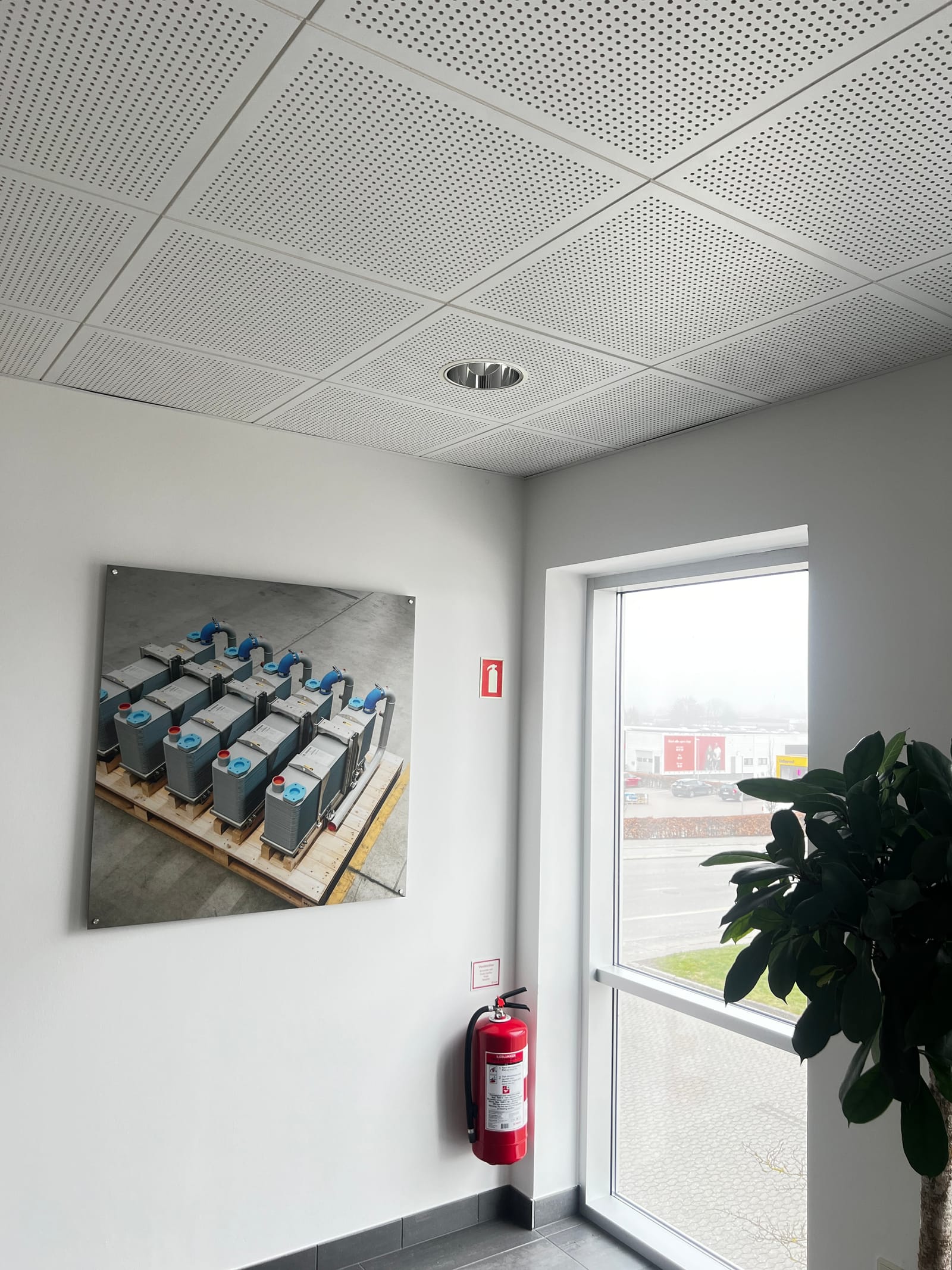 Vægprint af industrielt udstyr i lobby