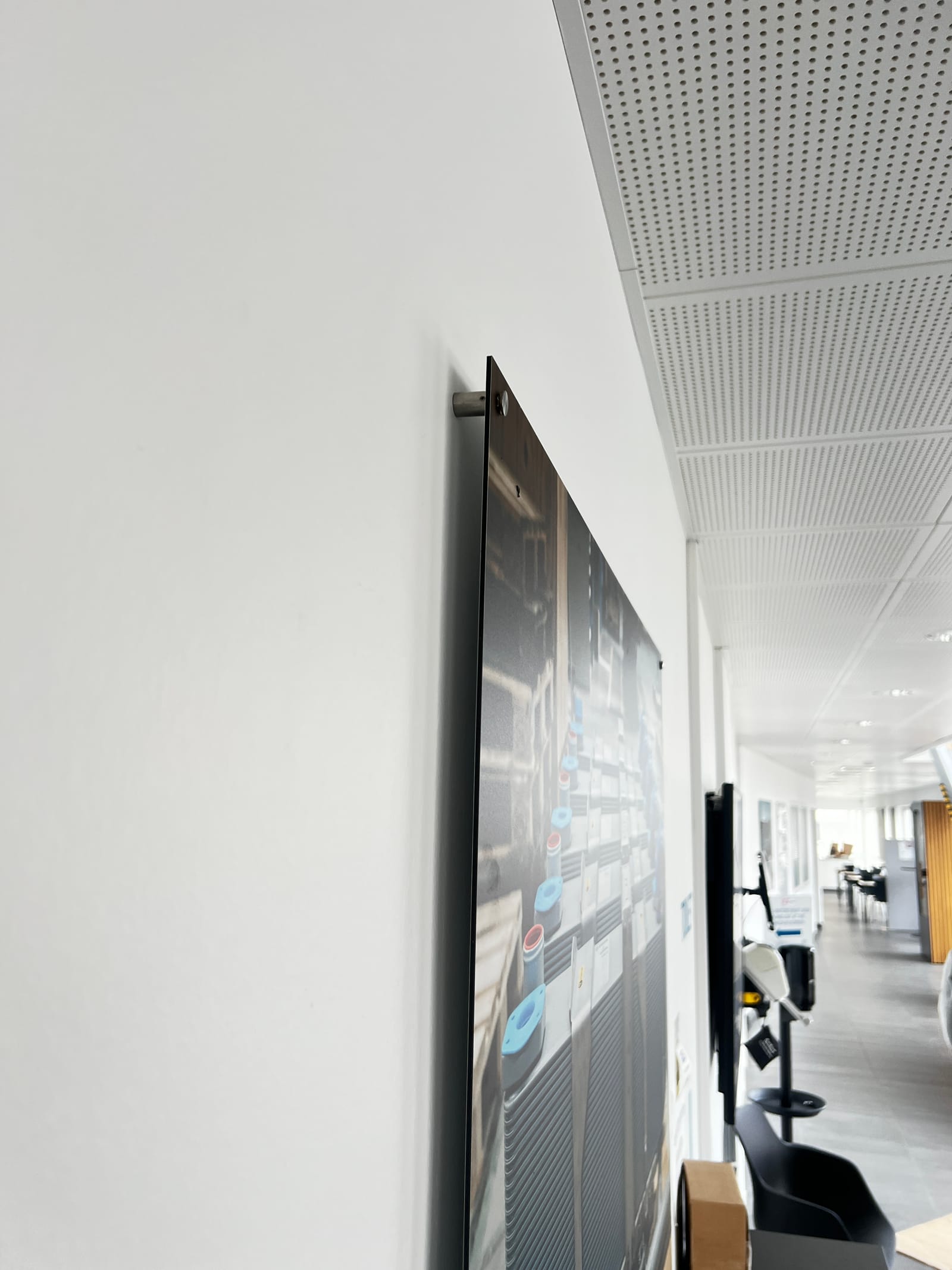 Storformat-vægprint med data- og tech-grafik i kontor