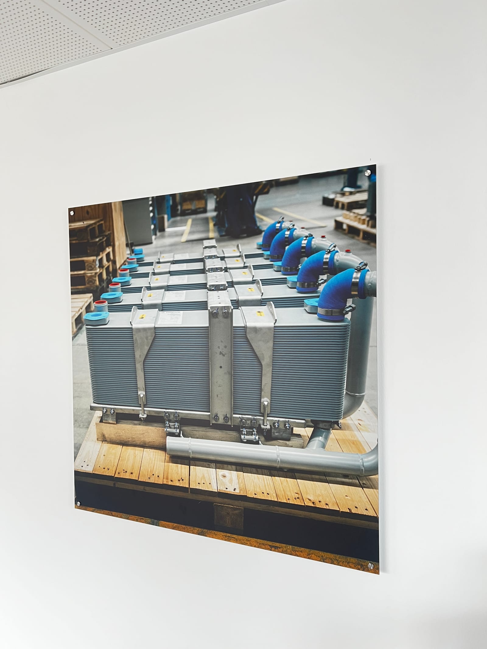 Storformat fotoprint af industri-transformatorer på kontorvæg