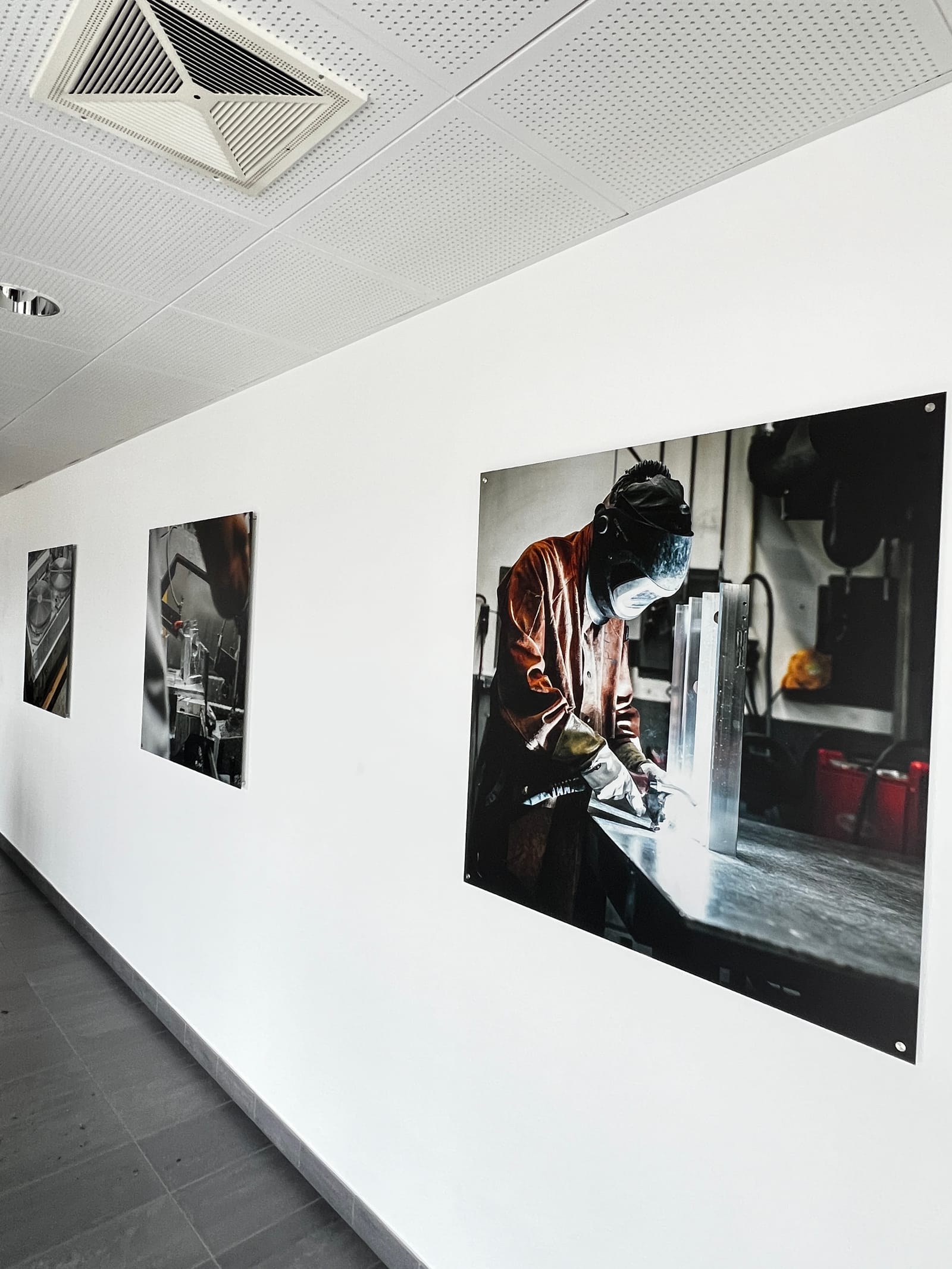 Stort vægprint i kontor — fotograf-portræt af svejser i værksted
