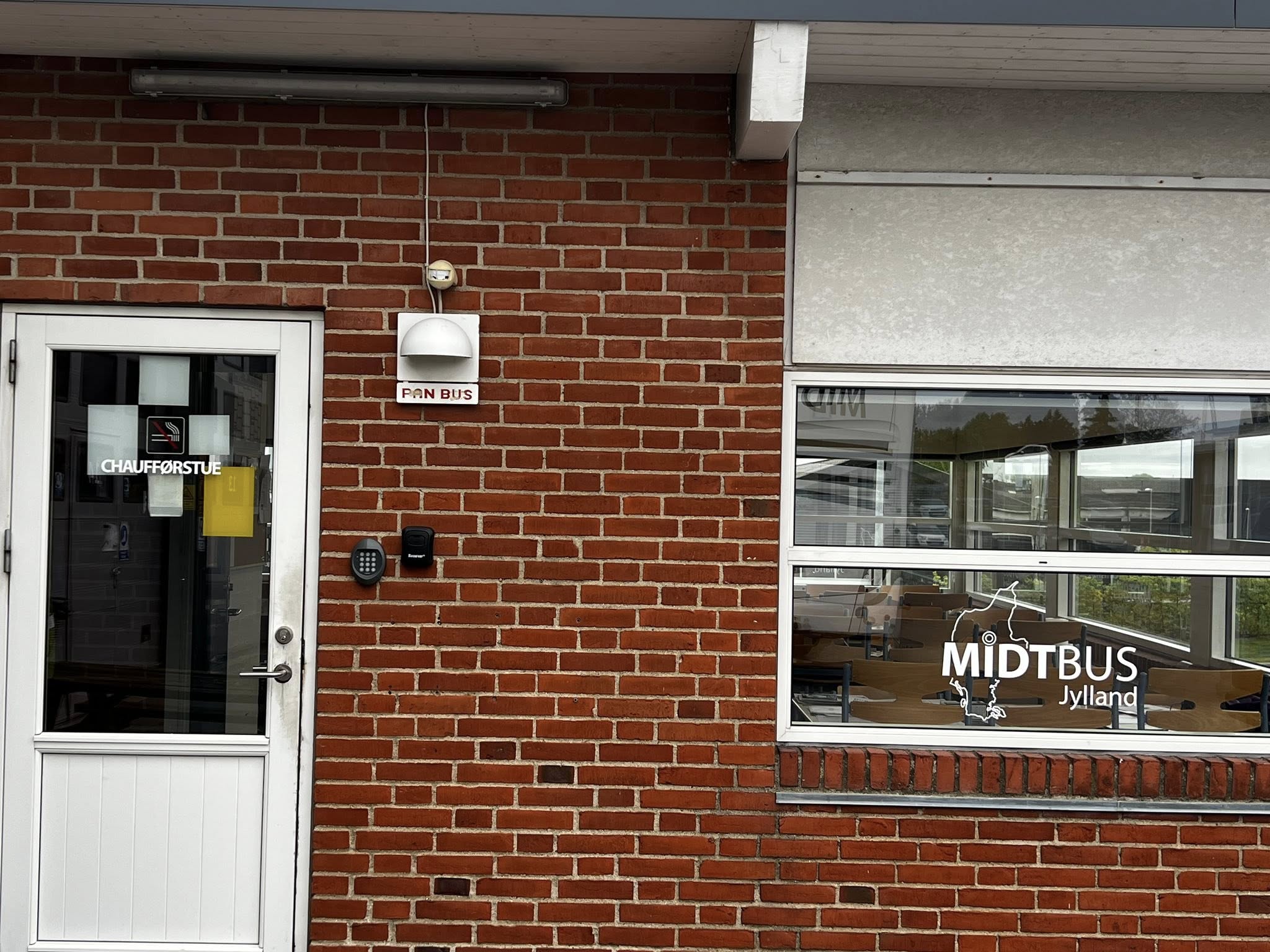 Skiltefirma med mere end 4000 vellykkede opgaver i bagagen — case fra Midtbus Jylland