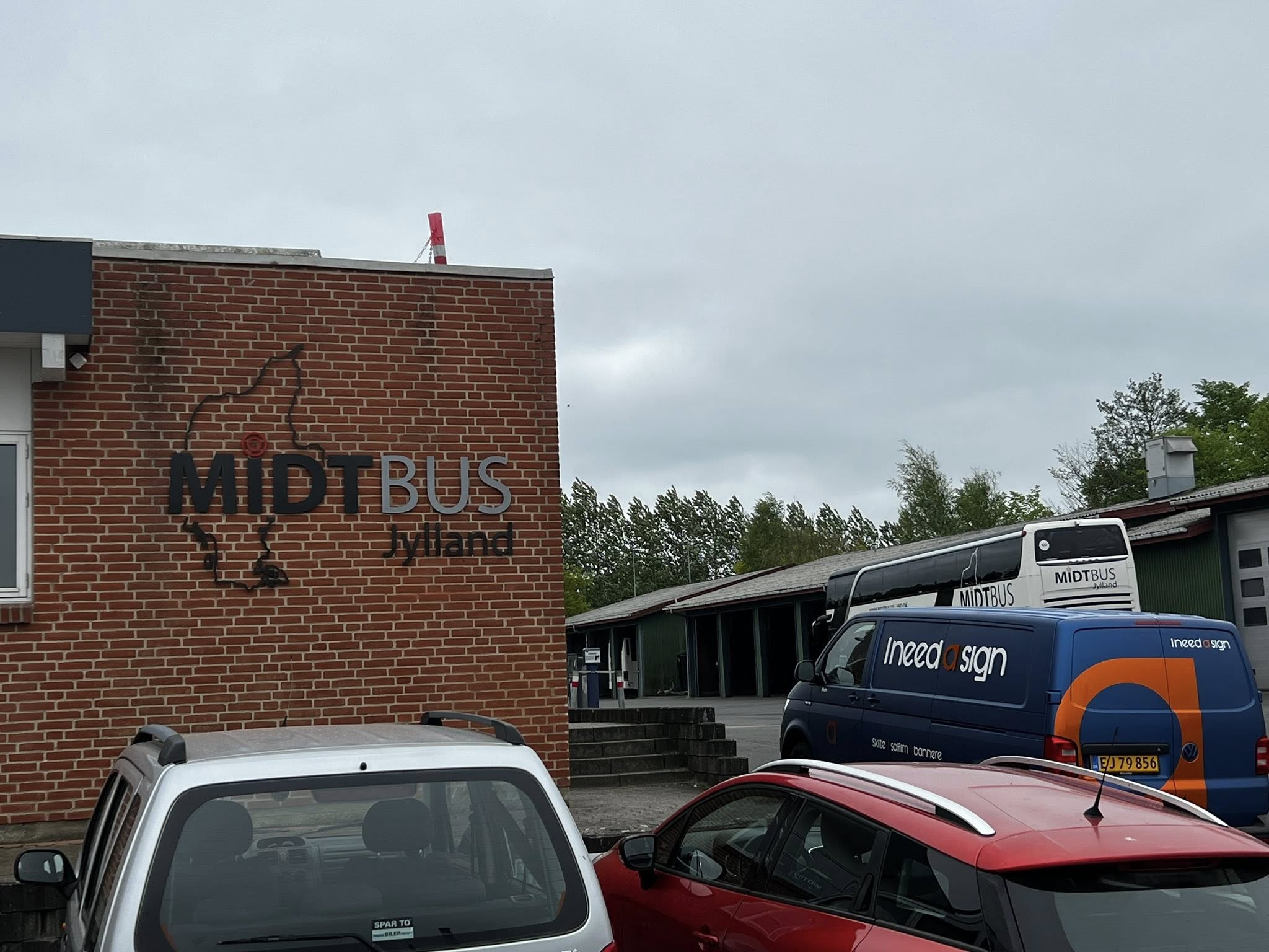 MIDTBUS facademærkat på murstensvæg