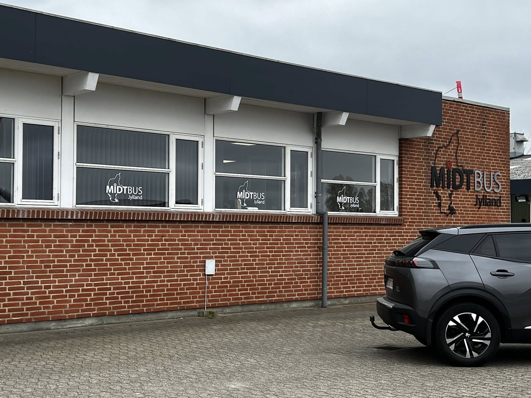 Midtbus Jylland — facadeskilte og rudefolie 4
