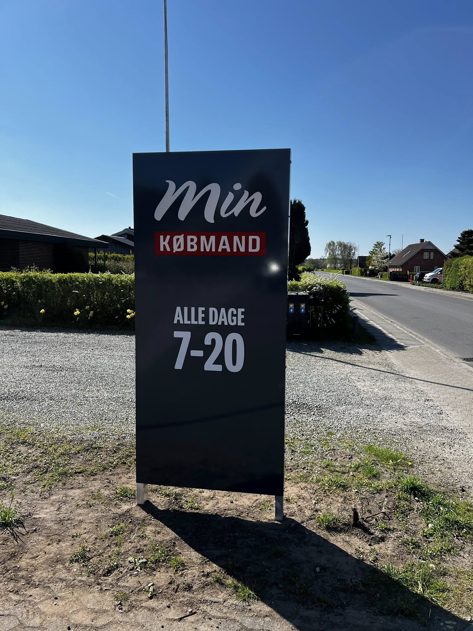 Min Købmand Bjerregrav — pylon og facadeskilt 1