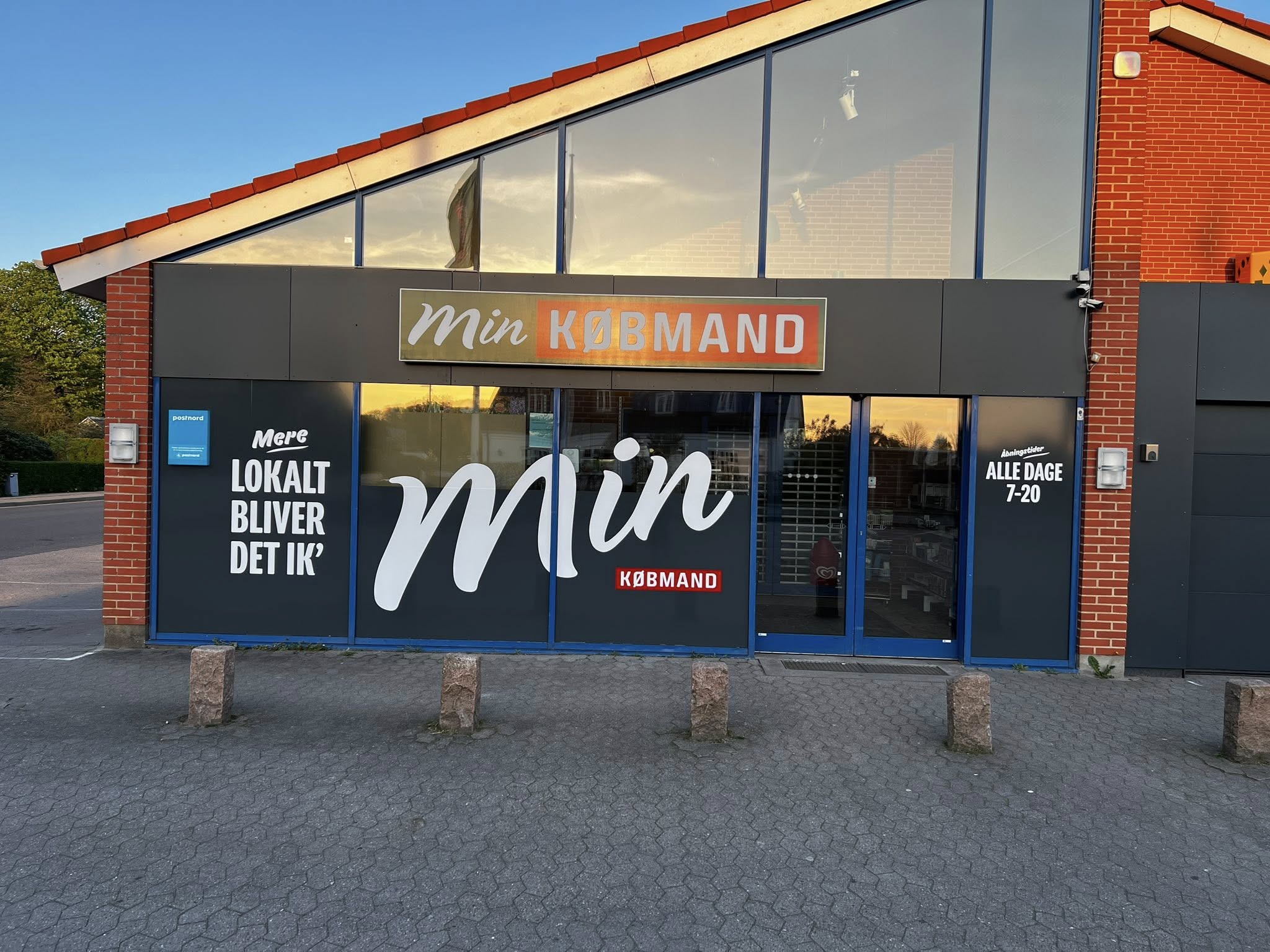 Min Købmand facade med stort vinduesprint og logo