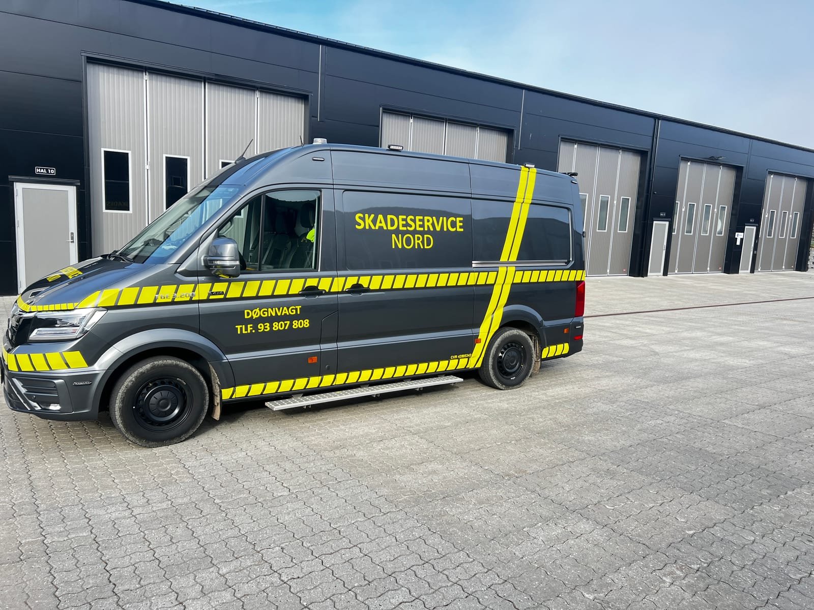Skadeservice Nord — bildekoration og folie på akutvogn 2