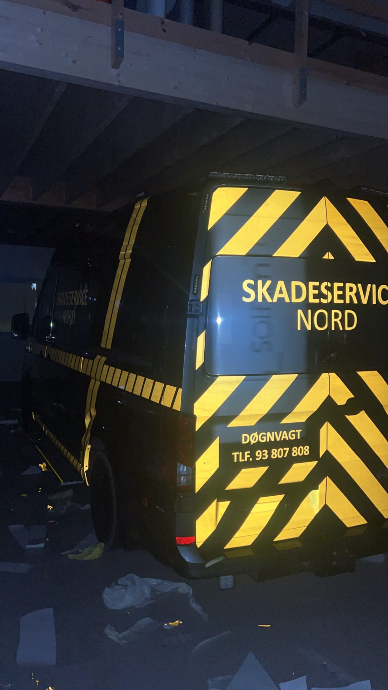 Skadeservice Nord — bildekoration og folie på akutvogn 3