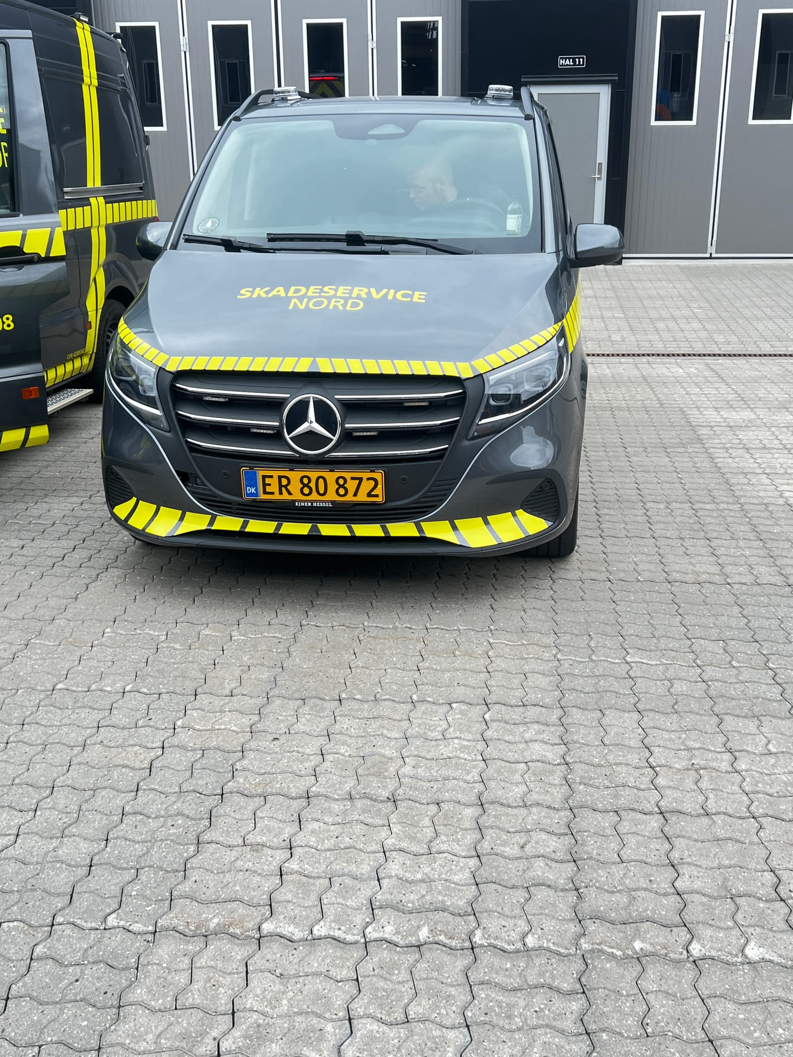 Skadeservice Nord — bildekoration og folie på akutvogn 4