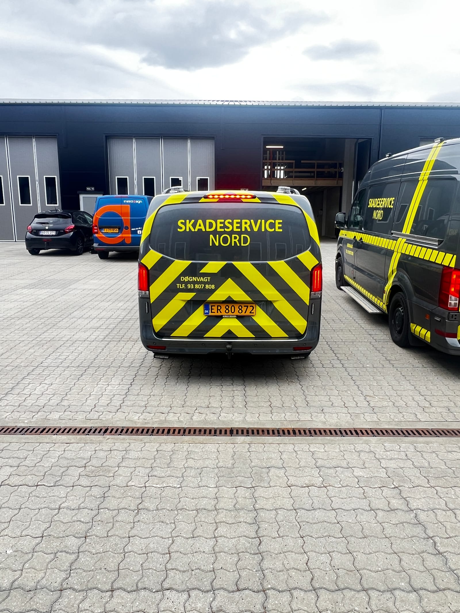 Skadeservice Nord — bildekoration og folie på akutvogn 5