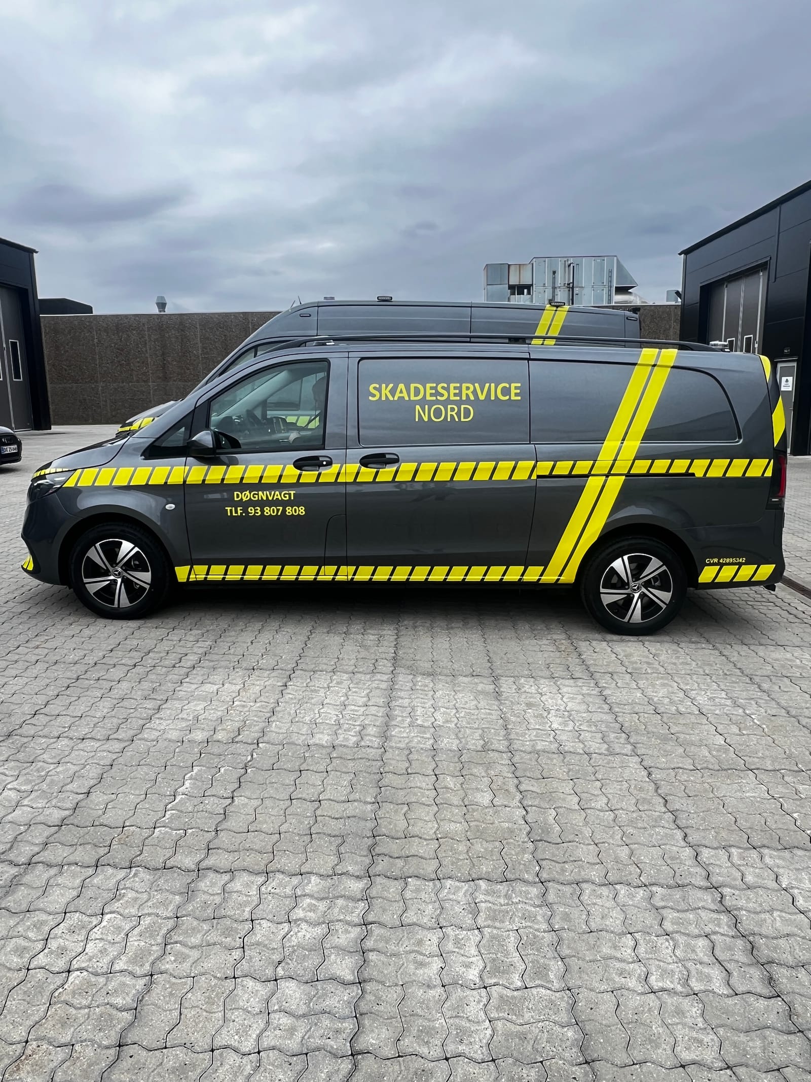 Skadeservice Nord — bildekoration og folie på akutvogn 6