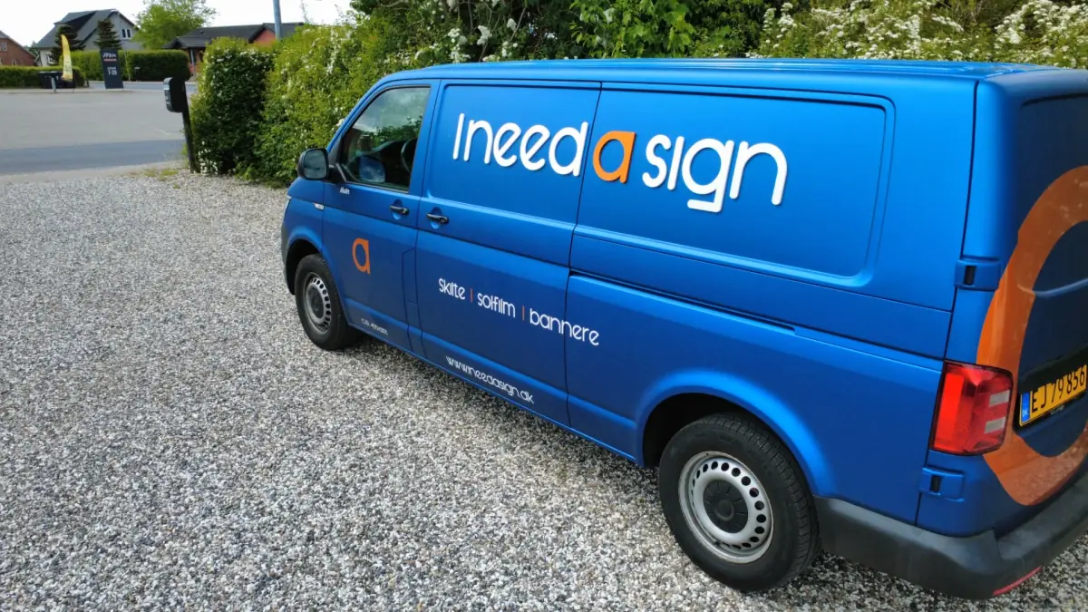 I need a sign firmabil med skilte, solfilm og bannere