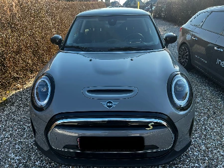 Mini Cooper med grå wrap set forfra
