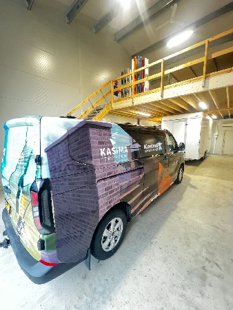 Kasima varevogn med kreativ murstensmotiv-wrap set fra bagsiden