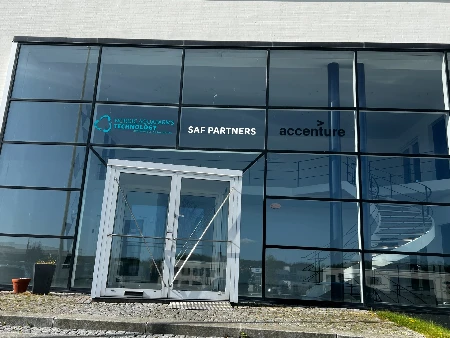Glasfacade med monterede firmalogoer i facadefolie