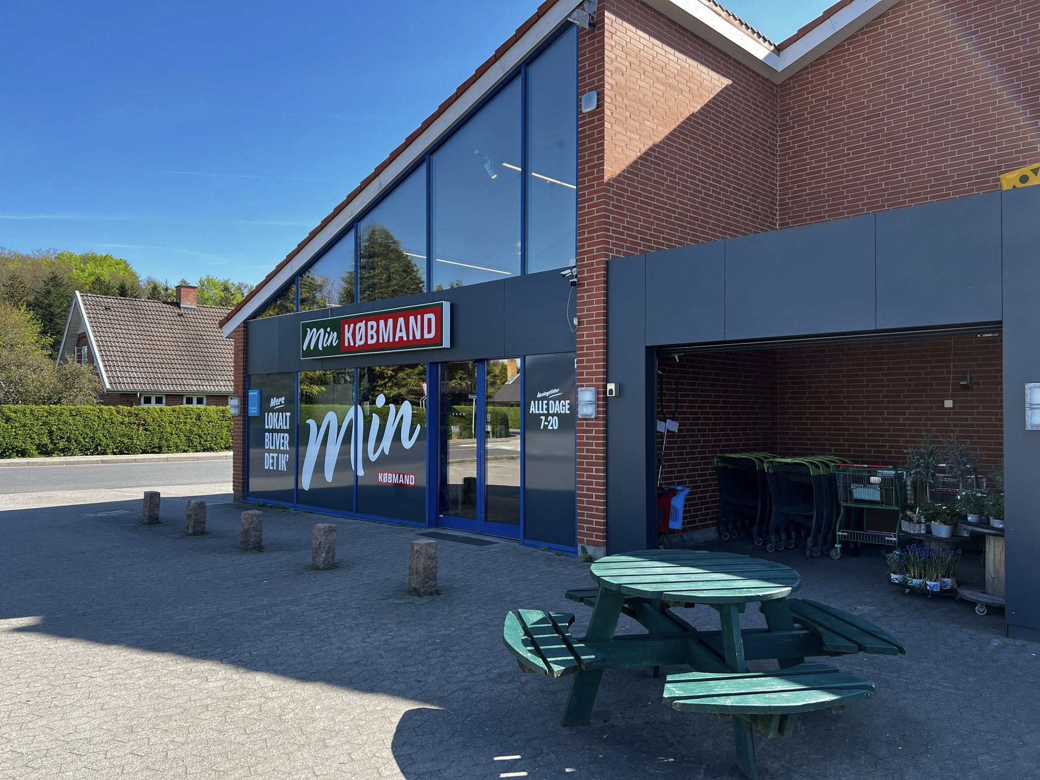 Min Købmand facadefolie med stort logo på butiksfacade