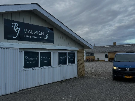 Stort facadeskilt på bygning — BJ Maleren