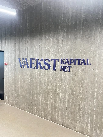 VAEKST KAPITAL NET store bogstaver monteret på betonvæg