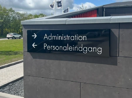 Administration og Personaleindgang way-finding på facadeblok