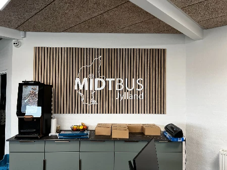 MIDTBUS Jylland indendørs facadeskilt over modtagelse