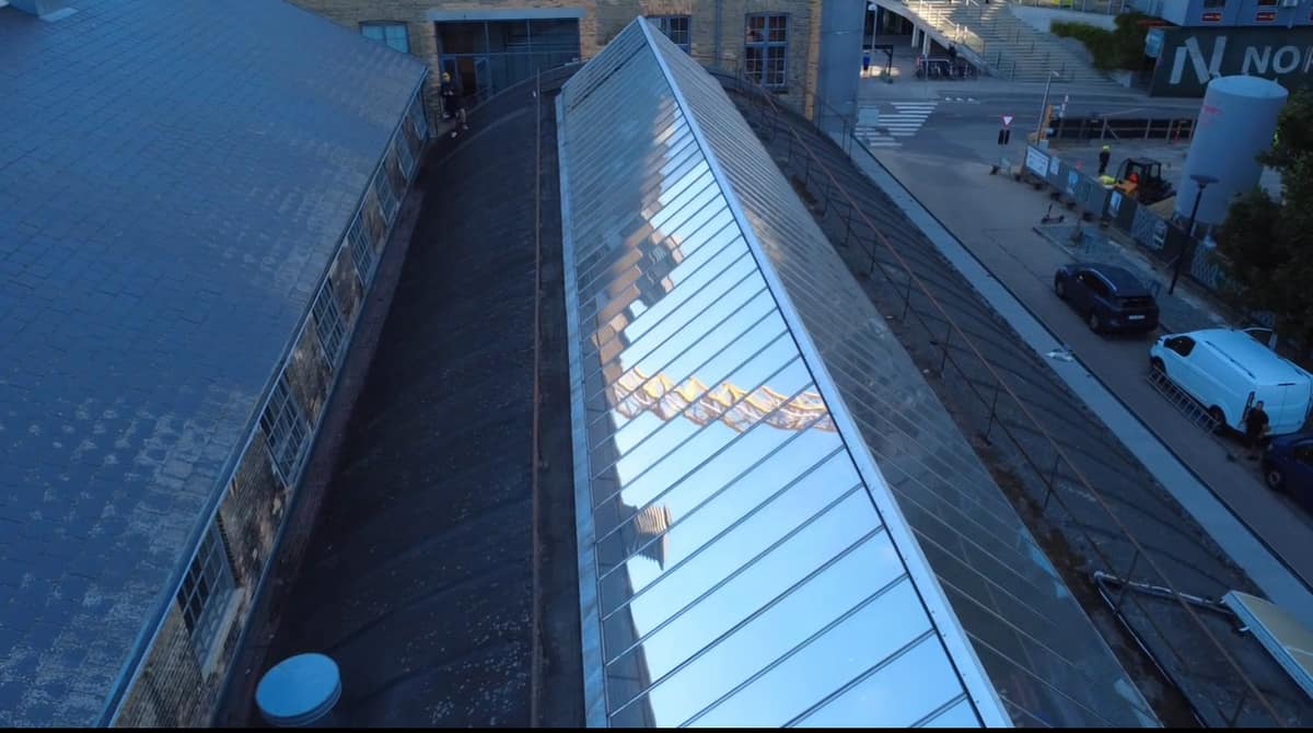 Drone-view af stort glastag med solfilm